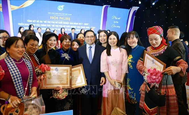 Thủ tướng Phạm Minh Chính với các đại biểu. Ảnh: Dương Giang-TTXVN 
