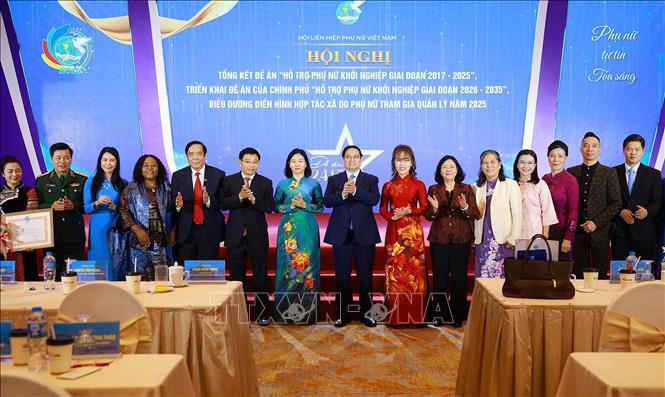 Thủ tướng Phạm Minh Chính với các đại biểu. Ảnh: Dương Giang-TTXVN 
