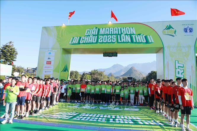 Nghi thức chào cờ của các vận động viên tham gia Giải Marathon Lai Châu năm 2025. Ảnh: Quý Trung - TTXVN