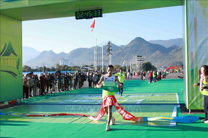 Vận động viên Trương Văn Quân về nhất nội dung 42 km nam. Ảnh: Quý Trung – TTXVN