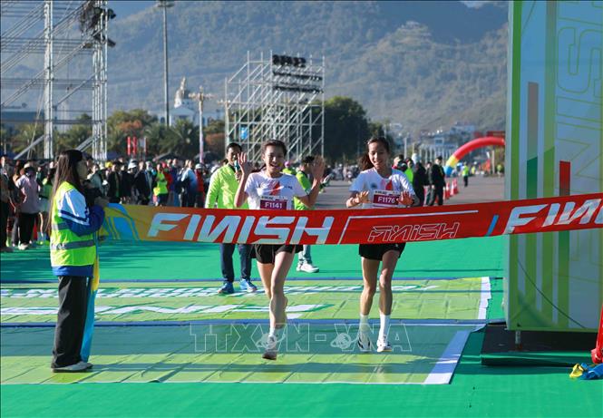 Các vận động viên nữ về đích nội dung 10km. Ảnh: Quý Trung – TTXVN
