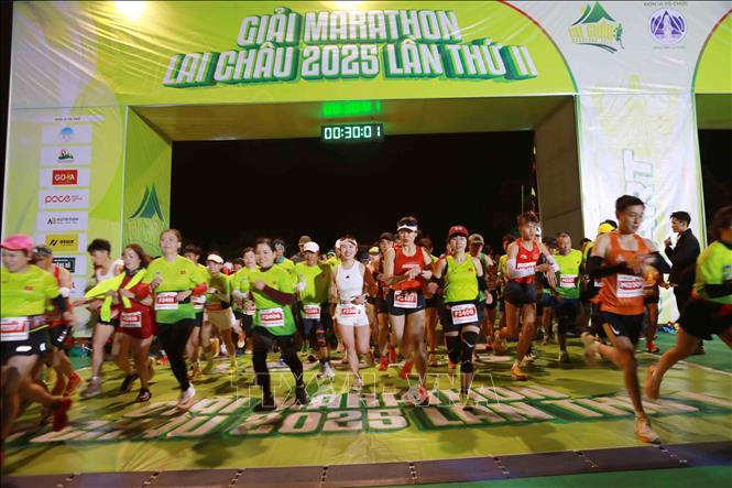 Các vận động viên xuất phát cự ly 21km. Ảnh: Quý Trung – TTXVN