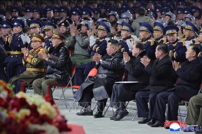 Nhà lãnh đạo Triều Tiên Kim Jong Un tham dự Lễ kỷ niệm 80 năm thành lập Không quân tại sân bay Kalma của Phi đoàn bay Anh hùng Kil Yong Jo số 59, ngày 28/11/2025. Ảnh: KCNA/TTXVN