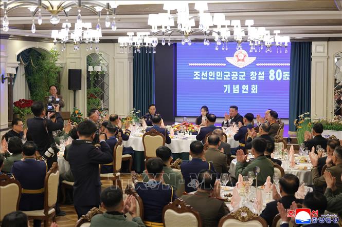 Nhà lãnh đạo Triều Tiên Kim Jong Un tham dự Lễ kỷ niệm 80 năm thành lập Không quân tại sân bay Kalma của Phi đoàn bay Anh hùng Kil Yong Jo số 59, ngày 28/11/2025. Ảnh: KCNA/TTXVN