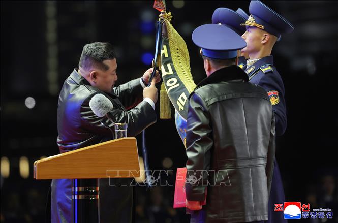 Tại buổi lễ, Nhà lãnh đạo Triều Tiên Kim Jong Un đã trao tặng lực lượng Không quân Huân chương Kim Jong Il, huân chương cao quý nhất của quốc gia Đông Bắc Á này. Ảnh: KCNA/TTXVN