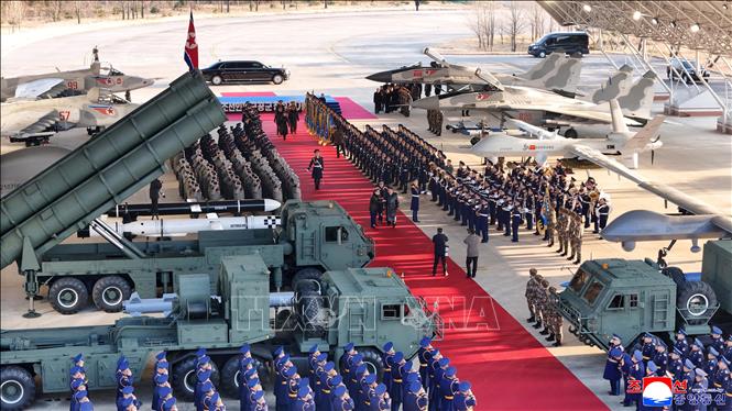 Nhà lãnh đạo Triều Tiên Kim Jong Un tham dự Lễ kỷ niệm 80 năm thành lập Không quân tại sân bay Kalma của Phi đoàn bay Anh hùng Kil Yong Jo số 59, ngày 28/11/2025. Ảnh: KCNA/TTXVN