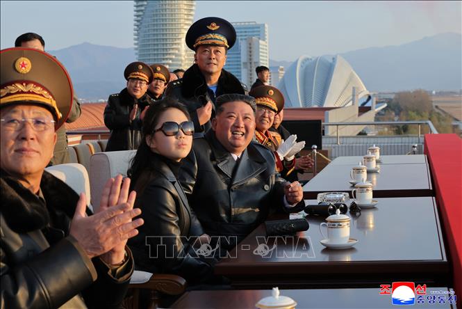 Nhà lãnh đạo Triều Tiên Kim Jong Un tham dự Lễ kỷ niệm 80 năm thành lập Không quân tại sân bay Kalma của Phi đoàn bay Anh hùng Kil Yong Jo số 59, ngày 28/11/2025. Ảnh: KCNA/TTXVN