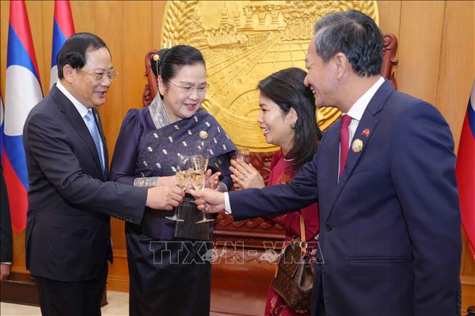 Đại sứ Việt Nam tại Lào Nguyễn Minh Tâm cùng Phu nhân tới chúc mừng Thủ tướng Sonexay Siphandone. Thongloun Sisoulith. Ảnh: Đỗ Bá Thành - PV TTXVN tại Lào 