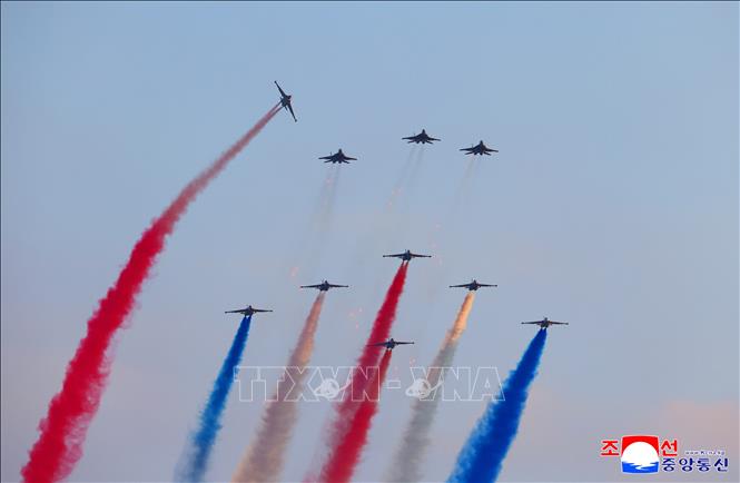 Đội máy bay trình diễn tại Lễ kỷ niệm 80 năm thành lập Không quân Triều Tiên ở sân bay Kalma của Phi đoàn bay Anh hùng Kil Yong Jo số 59, ngày 28/11/2025. Ảnh: KCNA/TTXVN
