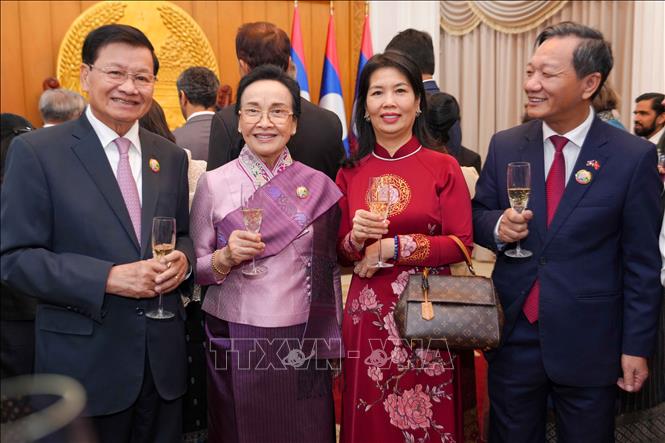 Đại sứ Việt Nam tại Lào Nguyễn Minh Tâm cùng Phu nhân tới chúc mừng Tổng Bí thư, Chủ tịch nước Lào Thongloun Sisoulith. Ảnh: Đỗ Bá Thành - PV TTXVN tại Lào 