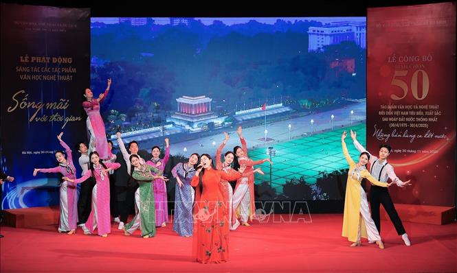 Tiết mục văn nghệ “Nhớ về Hà Nội” do ca sĩ Đào Tố Loan thể hiện mở đầu buổi lễ. Ảnh: Lê Đông - TTXVN