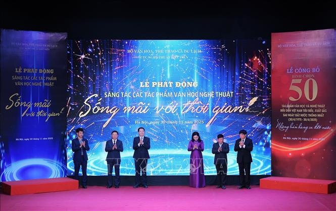 Các đại biểu thực hiện nghi thức phát động sáng tác các tác phẩm Văn học nghệ thuật “Sống mãi với thời gian” giai đoạn 2026-2030. Ảnh: Lê Đông - TTXVN