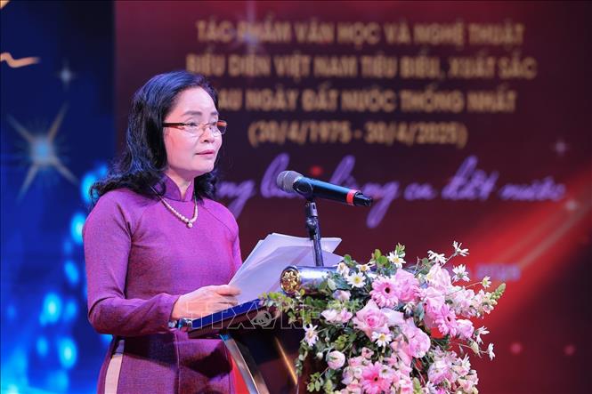 Bà Trịnh Thị Thuỷ, Thứ trưởng Bộ VHTTDL phát động sáng tác các tác phẩm Văn học nghệ thuật “Sống mãi với thời gian” giai đoạn 2026-2030. Ảnh: Lê Đông - TTXVN