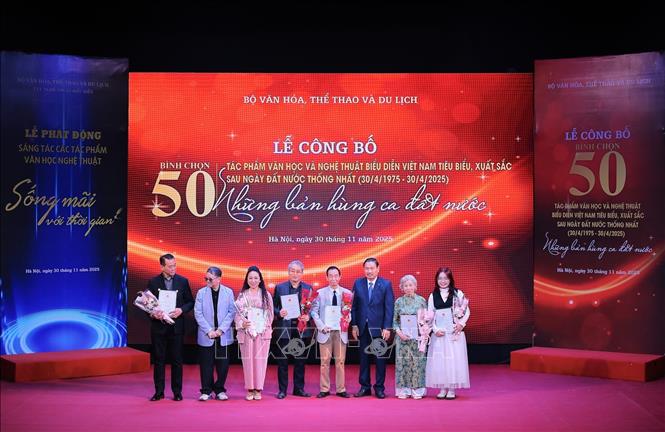 Thiếu tướng Nguyễn Đức Trịnh, Chủ tịch Hội Nhạc sĩ Việt Nam và ông Đoàn Thanh Ngô trao hoa, chứng nhận cho các tác giả tác phẩm Kịch múa được bình chọn. Ảnh: Lê Đông - TTXVN