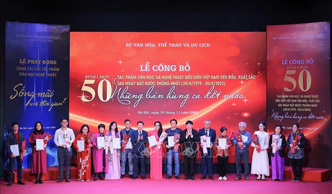 Ông Trần Thanh Lâm, Phó Trưởng Ban Tuyên giáo và Dân vận Trung ương và ông Nguyễn Thế Kỷ, Phó Chủ tịch Hội đồng Lý luận Trung ương trao hoa, chứng nhận cho các tác giả tác phẩm Sân khấu được bình chọn. Ảnh: Lê Đông - TTXVN