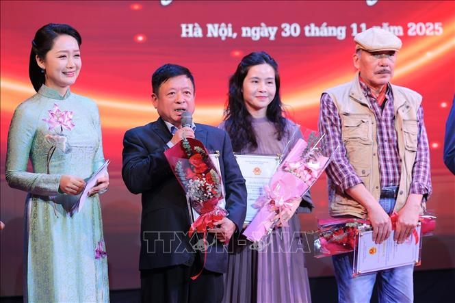 Ông Đỗ Hồng Quân, Chủ tịch Ủy ban toàn quốc Liên hiệp các Hội văn học nghệ thuật Việt Nam đại diện tác giả Âm nhạc chia sẻ tại buổi Công bố. Ảnh: Lê Đông - TTXVN