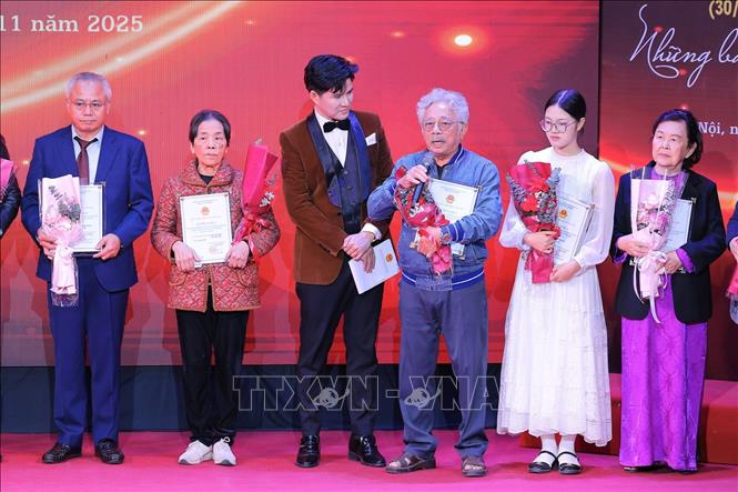 Nhà văn Chu Lai đại diện tác giả Sân khấu chia sẻ tại buổi Công bố. Ảnh: Lê Đông - TTXVN