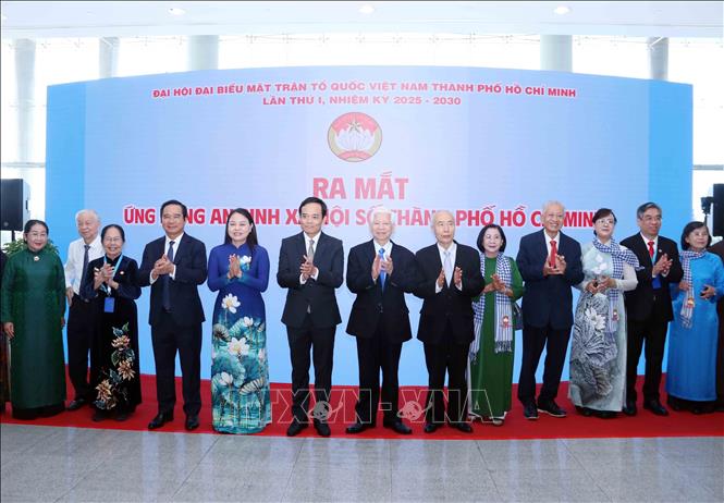 Ông Nguyễn Minh Triết, nguyên Chủ tịch nước và ông Trần Lưu Quang, Bí thư Trung ương Đảng, Bí thư Thành ủy Thành phố Hồ Chí Minh thực hiện nghi thức ấn nút ra mắt trang thông tin điện tử “Trung tâm An sinh xã hội số Thành phố Hồ Chí Minh”. Ảnh: Xuân Khu-TTXVN