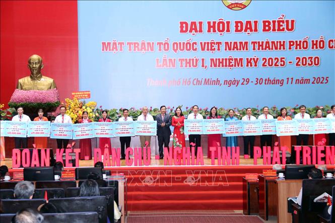 Trao kinh phí hỗ trợ cho các Ủy ban MTTQ Việt Nam cấp xã, phường, đặc khu thực hiện công tác an sinh- xã hội.. Ảnh: Xuân Khu-TTXVN
