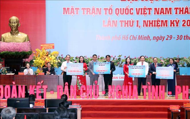 Tiếp nhận ủng hộ Quỹ Vì người nghèo, Quỹ Vì biển đảo quê hương - Vì tuyến đầu Tổ quốc và nguồn hỗ trợ khắc phục thiệt hại do thiên tai, dịch bệnh và sự cố của Thành phố. Ảnh: Xuân Khu-TTXVN