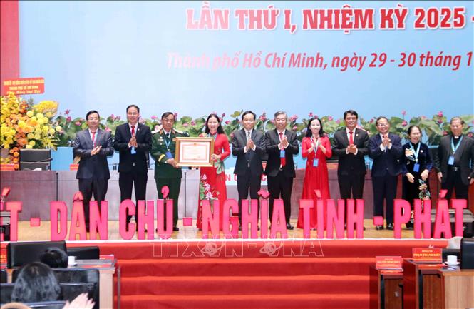 Nghi thức tiếp nhận Bằng khen của Thủ tướng Chính phủ tặng Ủy ban MTTQ Việt Nam Thành phố. Ảnh: Xuân Khu-TTXVN