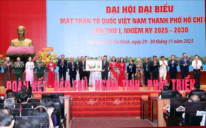 Ông Trần Lưu Quang, Bí thư Trung ương Đảng, Bí thư Thành ủy Thành phố Hồ Chí Minh tặng tranh chúc mừng Đại hội đại biểu MTTQ Việt Nam Thành phố Hồ Chí Minh. Ảnh: Xuân Khu-TTXVN