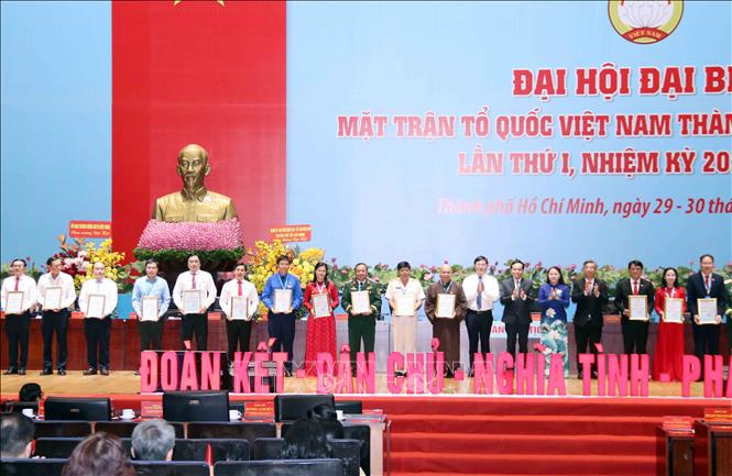 Biểu dương, khen thưởng các đơn vị, cá nhân có thành tích xuất sắc trong công tác hỗ trợ đồng bào bị thiên tai, lũ lụt. Ảnh: Xuân Khu-TTXVN