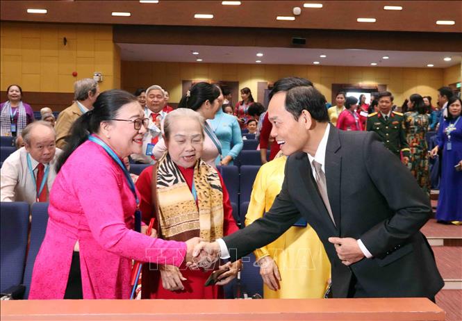 Ông Trần Lưu Quang, Bí thư Trung ương Đảng, Bí thư Thành ủy Thành phố Hồ Chí Minh chúc mừng các đại biểu dự Đại hội đại biểu MTTQ Việt Nam Thành phố Hồ Chí Minh. Ảnh: Xuân Khu-TTXVN