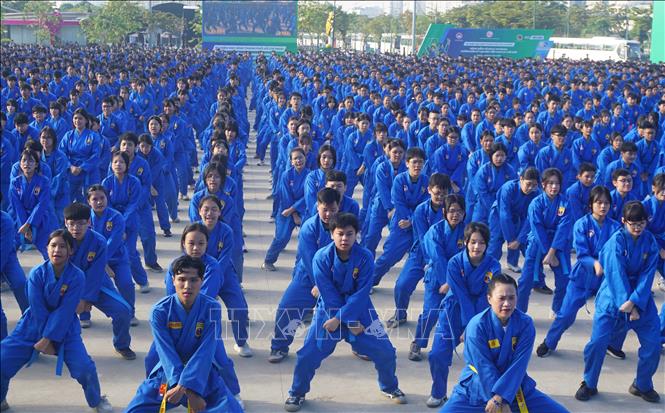 Học sinh tham gia đồng diễn võ nhạc Vovinam. Ảnh: Thu Hoài - TTXVN