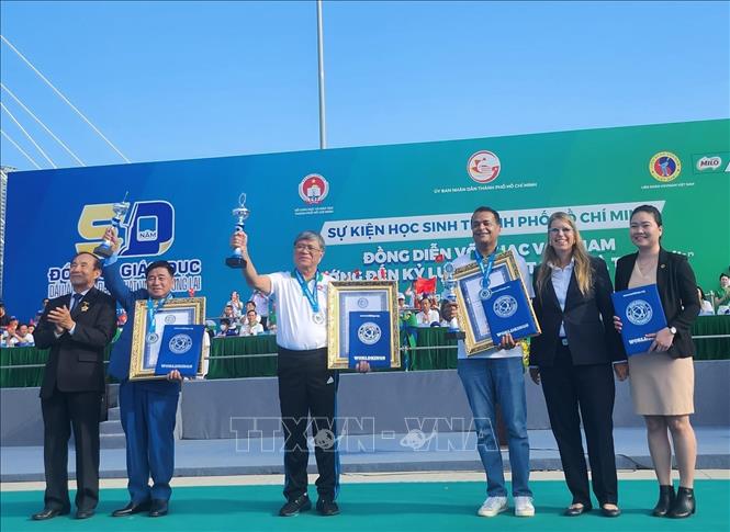 Đại diện Liên minh Kỷ lục Thế Giới - WorldKings trao chứng nhận kỷ lục cho các đơn vị. Ảnh: Thu Hoài - TTXVN