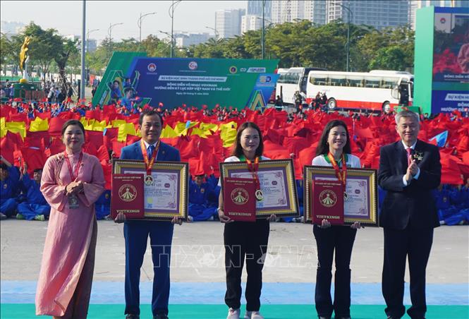 Đại diện Tổ chức Kỷ lục Việt Nam – VietKings trao chứng nhận kỷ lục cho các đơn vị. Ảnh: Thu Hoài - TTXVN