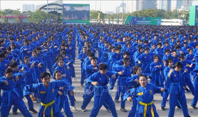 Học sinh tham gia đồng diễn võ nhạc Vovinam. Ảnh: Thu Hoài - TTXVN
