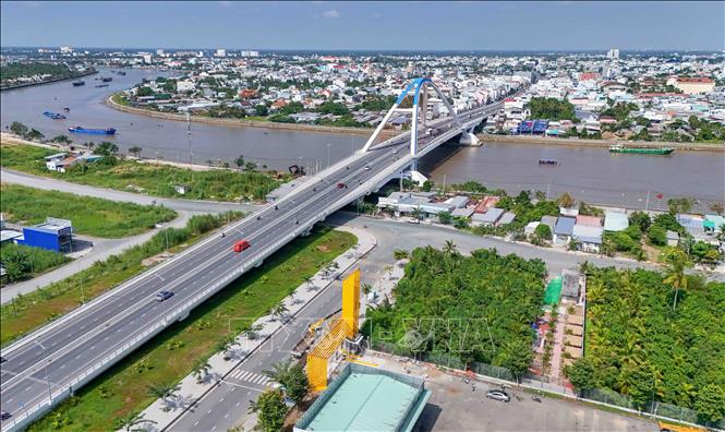 Cầu Trần Hoàng Na bắc qua sông Cần Thơ nối khu vực Ninh Kiều với Cái Răng, một trong các công trình thuộc Dự án Phát triển thành phố Cần Thơ và tăng cường khả năng thích ứng của đô thị (Dự án 3). Ảnh: Thanh Liêm - TTXVN