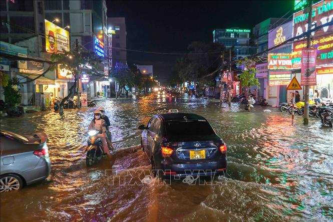 Đường Cách Mạng Tháng Tám ở thành phố Cần Thơ thường xuyên bị ngập mỗi khi triều cường lên cao. Ảnh: Thanh Liêm - TTXVN
