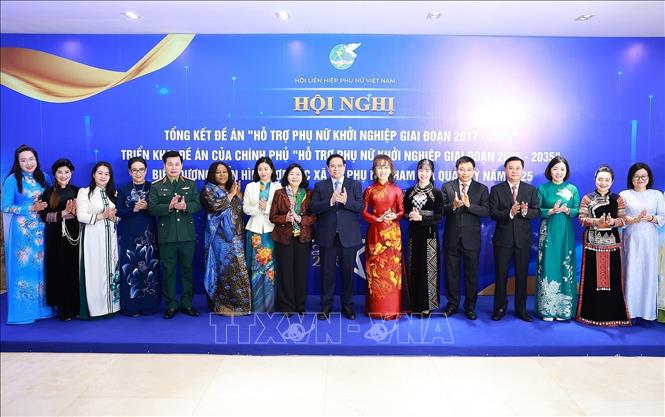 Prime Minister Pham Minh Chinh with delegates. Photo: Duong Giang – VNA