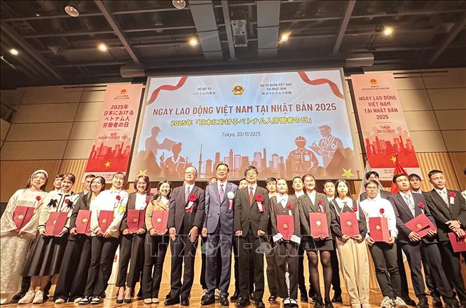 Đại sứ Phạm Quang Hiệu, đại diện Bộ Tư pháp Nhật Bản và đại diện Bộ Y tế, Lao động và Phúc lợi Nhật Bản cùng với cho 26 lao động, thực tập sinh ưu tú Việt Nam chụp ảnh lưu niệm. Ảnh: Nguyễn Tuyến – Pv TTXVN tại Nhật Bản