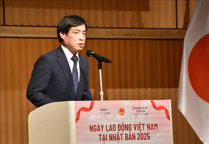 Ông Phan Tiến Hoàng, Bí thư thứ nhất, Trưởng Ban Quản lý Lao động, Đại sứ quán Việt Nam tại Nhật Bản, đọc thư chúc mừng của Bộ trưởng Bộ Nội vụ Việt Nam Đỗ Thanh Bình. Ảnh: Xuân Giao – Pv TTXVN tại Nhật Bản