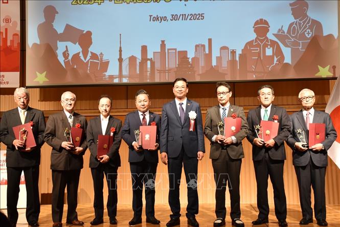 Đại sứ Phạm Quang Hiệu và 6 nghiệp đoàn quản lý được trao Thư khen chụp ảnh lưu niệm. Ảnh: Nguyễn Tuyến – Pv TTXVN tại Nhật Bản