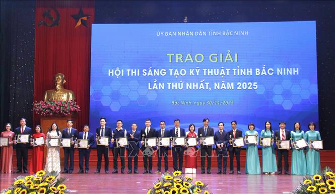 Trao Giải Ba Hội thi Sáng tạo kỹ thuật tỉnh Bắc Ninh năm 2025. Ảnh: Việt Hùng - TTXVN
