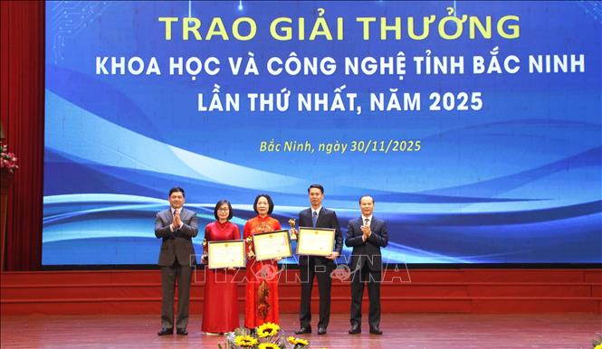 Các đồng chí Nguyễn Hồng Thái, Bí thư Tỉnh ủy Bắc Ninh và Mai Sơn, Phó Chủ tịch thường trực UBND tỉnh Bắc Ninh trao Giải B (không có Giải A) Giải thưởng Khoa học và Công nghệ tỉnh Bắc Ninh lần thứ Nhất cho các tác giả, nhóm tác giả. Ảnh: Việt Hùng - TTXVN