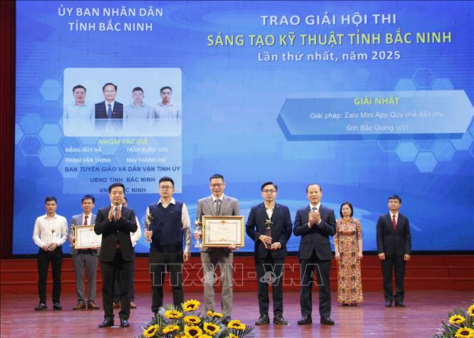 Ban Tổ chức trao giải Nhất Hội thi Sáng tạo kỹ thuật tỉnh Bắc Ninh năm 2025 cho các tác giả. Ảnh: Việt Hùng - TTXVN

