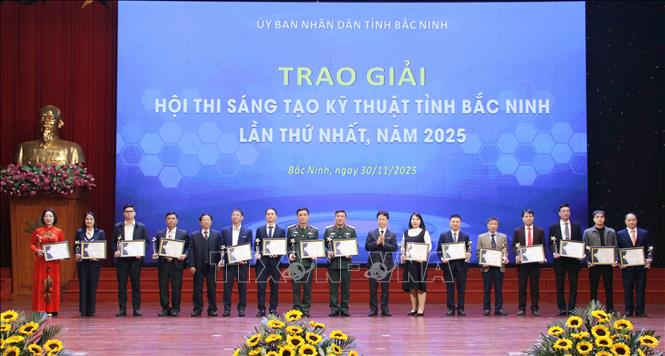  Trao Giải Nhì Hội thi Sáng tạo kỹ thuật tỉnh Bắc Ninh năm 2025. Ảnh: Việt Hùng - TTXVN
