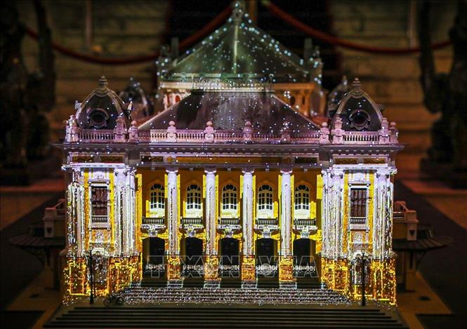 Ánh sáng, âm thanh và hình ảnh sống động được sử dụng để tái hiện lại lịch sử hình thành và phát triển của nhà hát qua các thời kỳ, từ thời Pháp thuộc cho đến ngày nay. Ảnh: Khánh Hoà - TTXVN