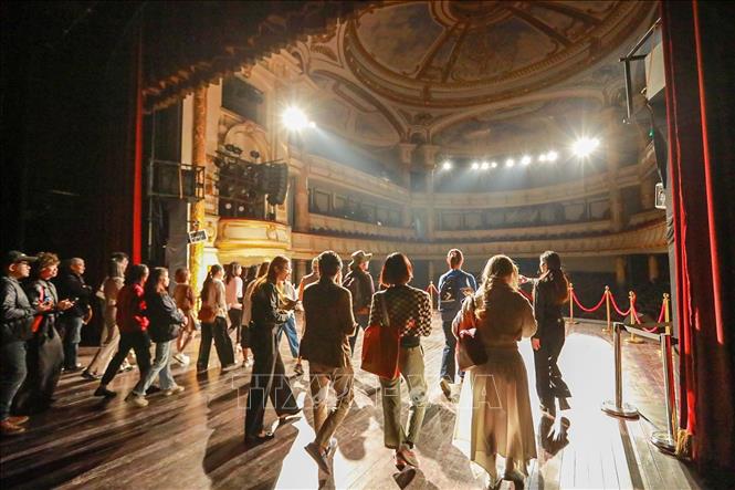 Triển lãm “115 năm Nhà hát kể chuyện - Di sản cất lời bằng ánh sáng và công nghệ” thu hút sự quan tâm của người dân và du khách. Ảnh: Khánh Hoà - TTXVN