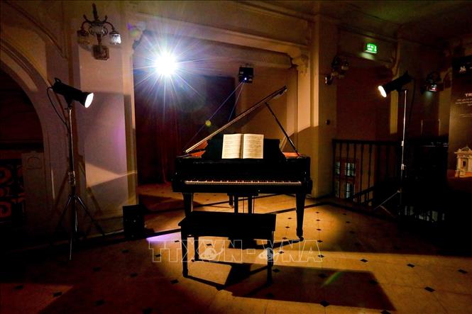 Ánh sáng, âm thanh và hình ảnh sống động được sử dụng để tái hiện lại lịch sử hình thành và phát triển của nhà hát qua các thời kỳ, từ thời Pháp thuộc cho đến ngày nay. Ảnh: Khánh Hoà - TTXVN