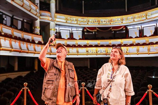 Triển lãm “115 năm Nhà hát kể chuyện - Di sản cất lời bằng ánh sáng và công nghệ” thu hút sự quan tâm của người dân và du khách. Ảnh: Khánh Hoà - TTXVN