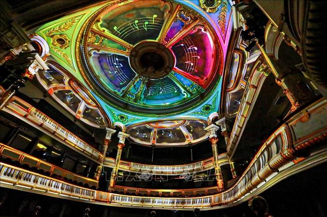 Triển lãm “115 năm Nhà hát kể chuyện - Di sản cất lời bằng ánh sáng và công nghệ” sử dụng công nghệ tiên tiến như 3D mapping và thực tế tăng cường (AR) để biến toàn bộ không gian nhà hát thành một 