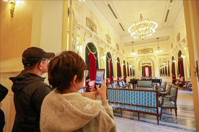 Triển lãm “115 năm Nhà hát kể chuyện - Di sản cất lời bằng ánh sáng và công nghệ” thu hút sự quan tâm của người dân và du khách. Ảnh: Khánh Hoà - TTXVN