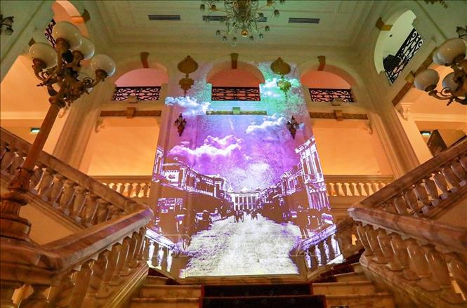 Ánh sáng, âm thanh và hình ảnh sống động được sử dụng để tái hiện lại lịch sử hình thành và phát triển của nhà hát qua các thời kỳ, từ thời Pháp thuộc cho đến ngày nay. Ảnh: Khánh Hoà - TTXVN