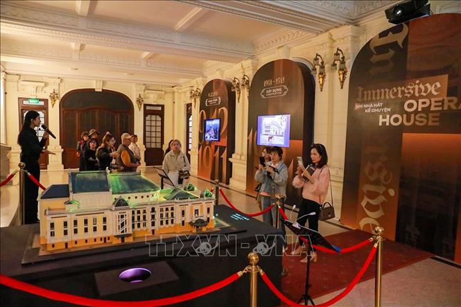 Triển lãm “115 năm Nhà hát kể chuyện - Di sản cất lời bằng ánh sáng và công nghệ” thu hút sự quan tâm của người dân và du khách. Ảnh: Khánh Hoà - TTXVN